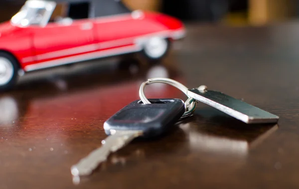 木制桌子上的汽车钥匙 — 图库照片