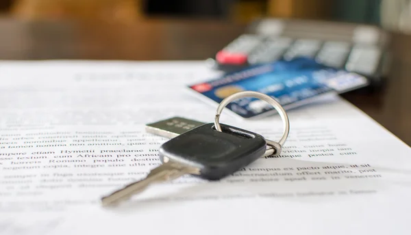 Autoschlüssel, Kreditkarte auf unterschriebenem Kaufvertrag — Stockfoto