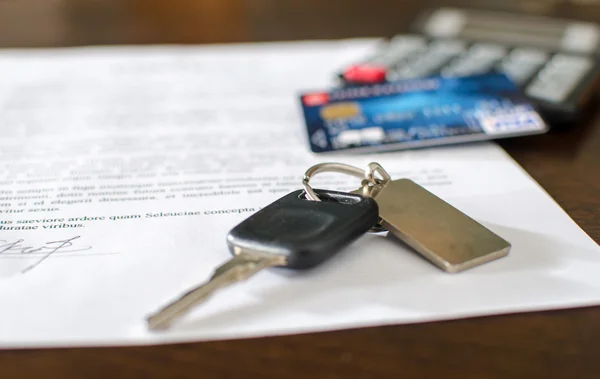 Clé de voiture, carte de crédit sur un contrat de vente signé — Photo