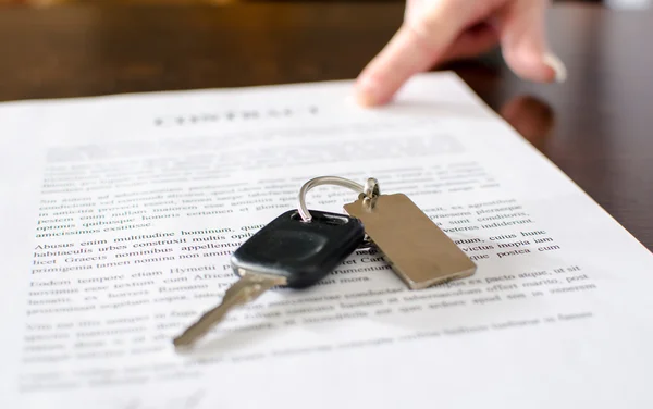 Chave do carro em um contrato de vendas assinado — Fotografia de Stock