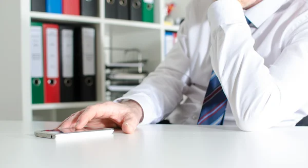 Zakenman met een smartphone — Stockfoto