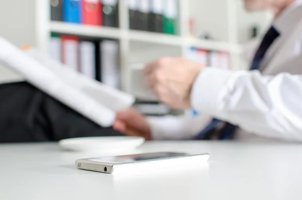 Smartphone op een tafel tijdens pauze — Stockfoto