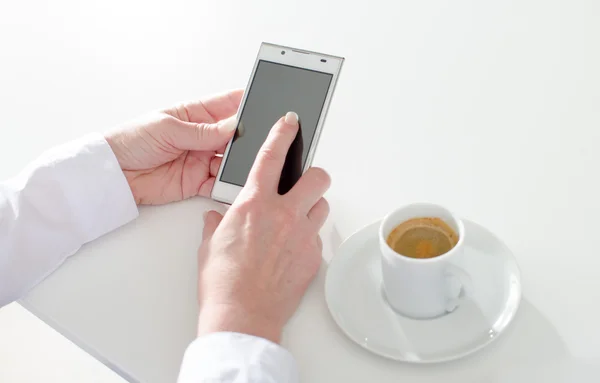 Zakenvrouw gebruikend een smartphone tijdens koffiepauze — Stockfoto