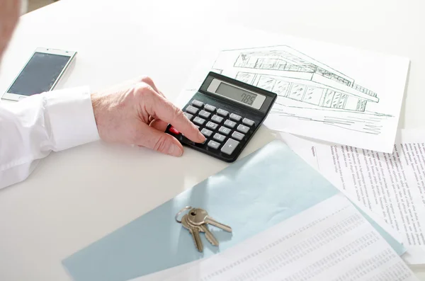 Inmobiliaria analizando la planificación financiera de una casa — Foto de Stock