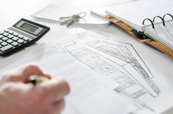 Mäklaren analysera finansiell planering av ett hus — Stockfoto