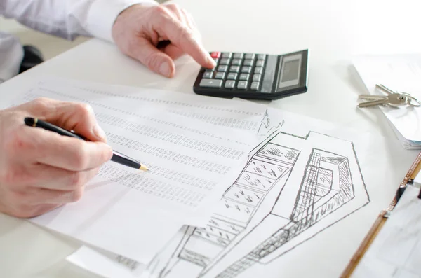 Realtor analyseren van financiële planning van een huis — Stockfoto