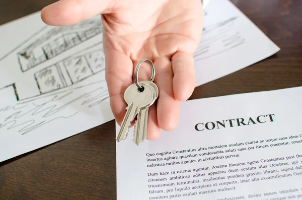 Agent immobilier montrant les clés de la maison — Photo