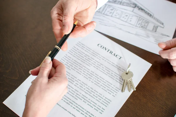 Agent immobilier donnant un stylo pour signature — Photo
