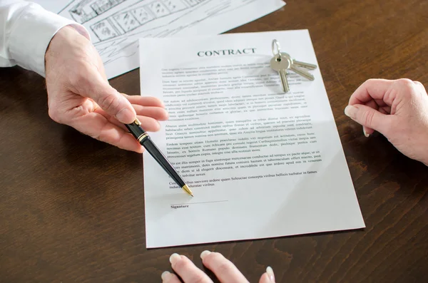 Agent immobilier indiquant le lieu de signature d'un contrat — Photo