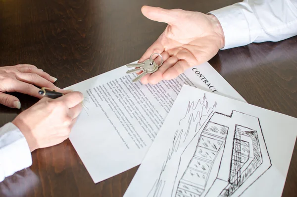 Femme signant un contrat immobilier — Photo