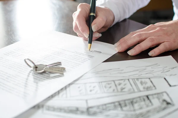 Woman signing a real estate contract — Stock Photo, Image