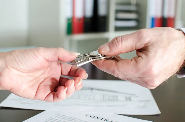 Estate agent giving house keys to customer — Stock Photo, Image