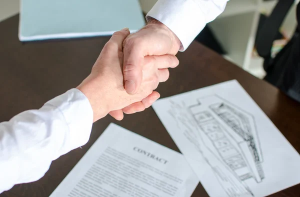 Immobilienmakler schüttelt seinem Kunden die Hand — Stockfoto