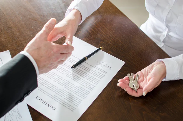 Immobilienmakler schüttelt seinem Kunden die Hand — Stockfoto