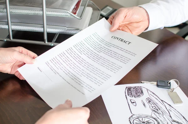 Dealer showing a car purchase contract — Stock Photo, Image