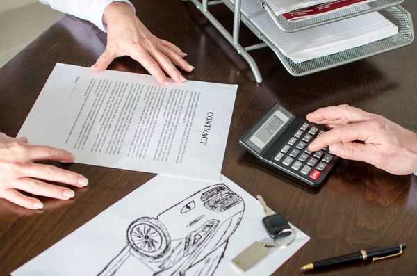 Dealer calculating a car price — Stock Photo, Image