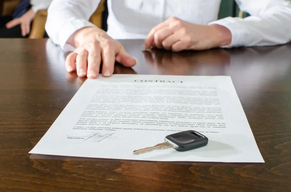 Vrouwelijke auto koper zit van contract — Stockfoto