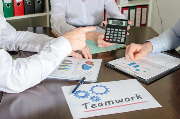 Uomini d'affari che lavorano insieme — Foto Stock