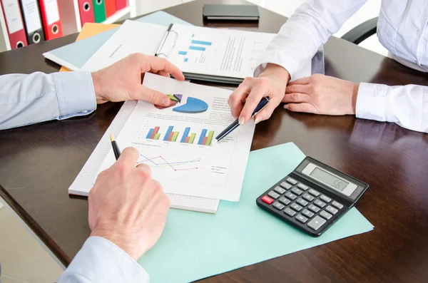 Business people analyzing a chart — Stock Photo, Image