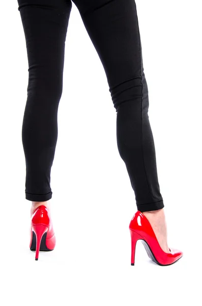 Mulher vestindo sapatos de salto alto vermelho — Fotografia de Stock
