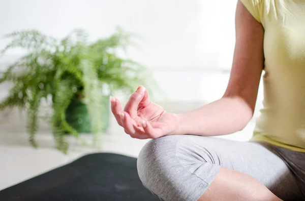 Woman doing yoga — Stock Photo, Image