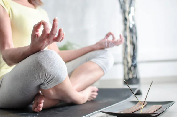 Woman doing yoga — Stock Photo, Image