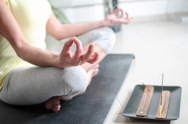 Woman doing yoga — Stock Photo, Image