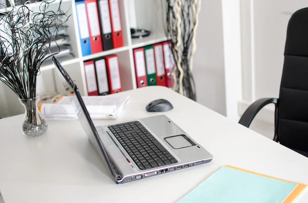 Posto di lavoro con computer portatile — Foto Stock