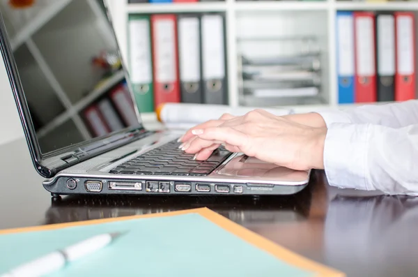 Bizneswoman pisząca na laptopie — Zdjęcie stockowe