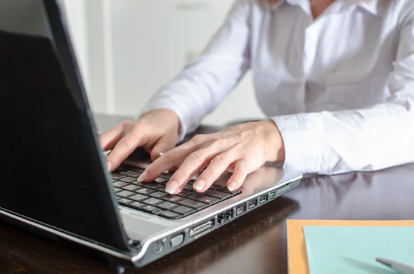 Donna d'affari digitando su un computer portatile — Foto Stock