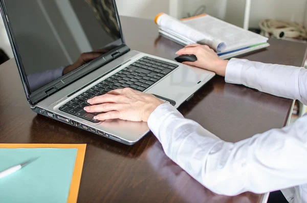 Empresária digitando em um laptop — Fotografia de Stock