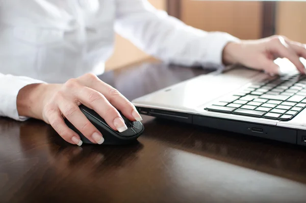 Zakenvrouw typen op een laptop — Stockfoto