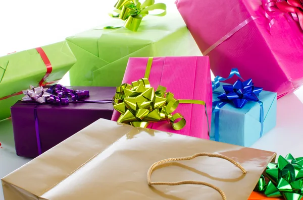 Geschenkboxen und Geschenktüte — Stockfoto