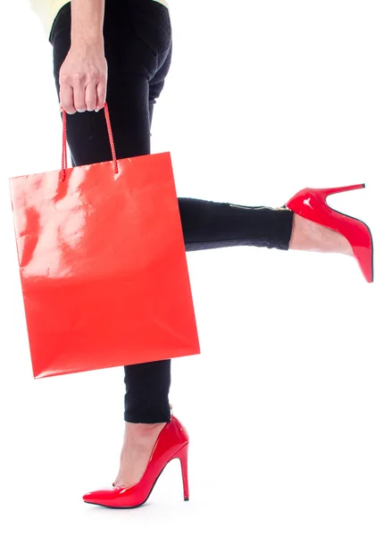 Vrouw wandelend met een boodschappentas — Stockfoto