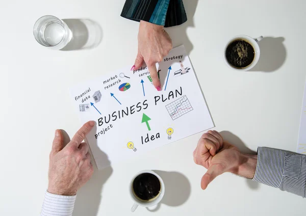 Business team a una riunione che parla di business plan — Foto Stock