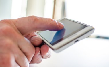 Bir smartphone kullanarak