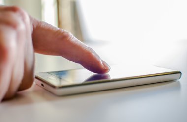 Bir smartphone kullanarak
