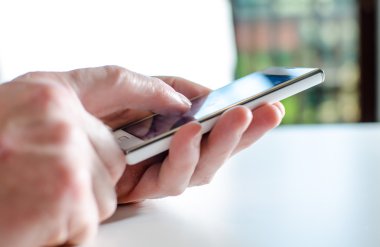 Bir smartphone kullanarak