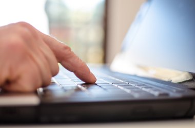 Bir dizüstü bilgisayarda yazarak el