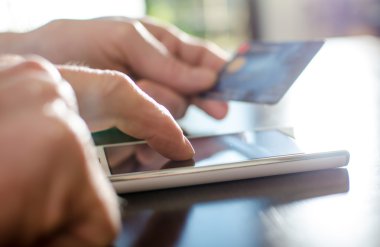 Bir akıllı telefon ile online ödeme