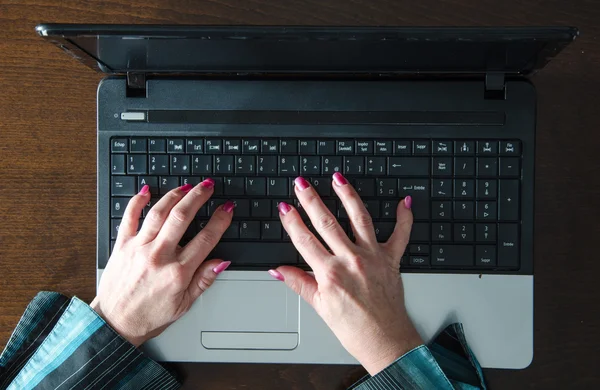 女的手上一台手提电脑打字 — 图库照片