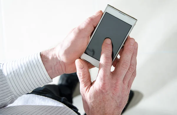 Man standing using a smartphone — Stock Photo, Image
