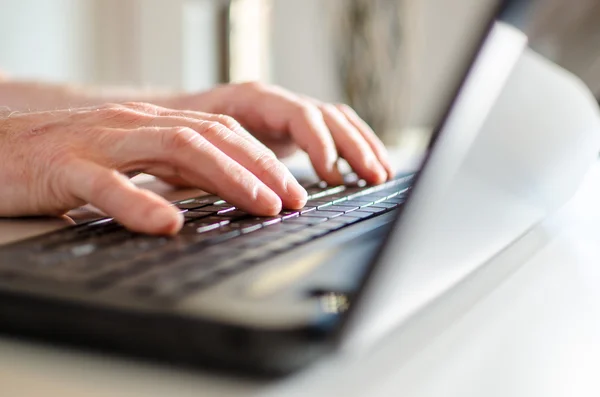 Hand te typen op een laptop — Stockfoto