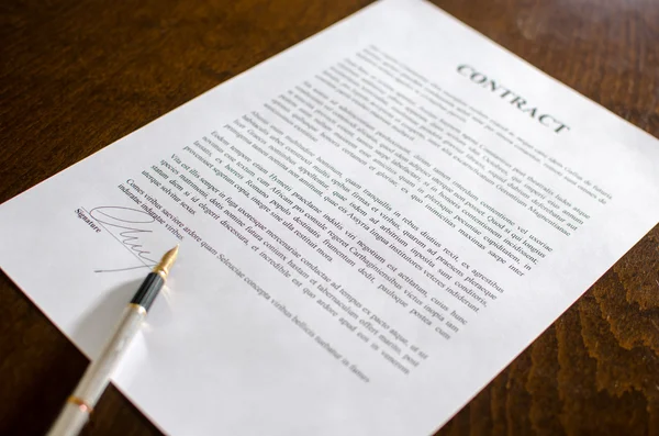 Pen op een ondertekend contract — Stockfoto