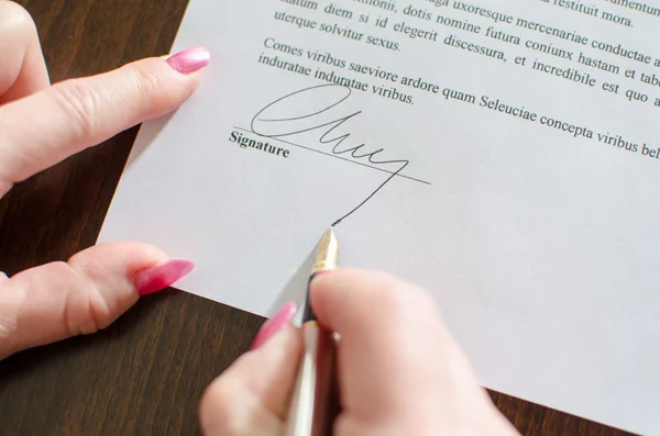 Firma de un contrato — Foto de Stock