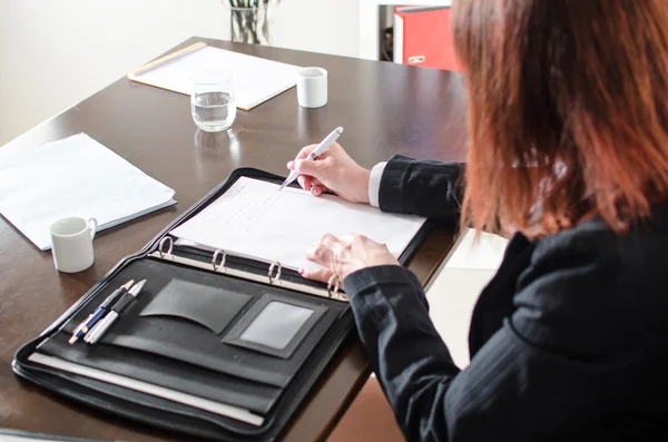 Geschäftsfrau macht sich Notizen — Stockfoto