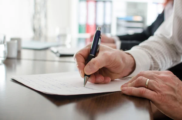 Geschäftsmann macht sich Notizen — Stockfoto