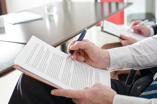 Geschäftsleute machen sich Notizen — Stockfoto