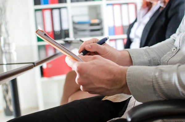 Geschäftsmann macht sich Notizen — Stockfoto