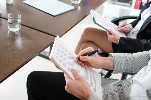 Geschäftsleute machen sich Notizen — Stockfoto